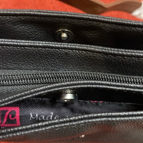 Stone Mountain Black/Tan Genuine Leather Greenwich  Hobo  Shoulder Bag - Picture 7 of 8